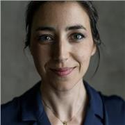 Diseñadora y directora de arte en activo, disfruto enseñando a otros lo que sé